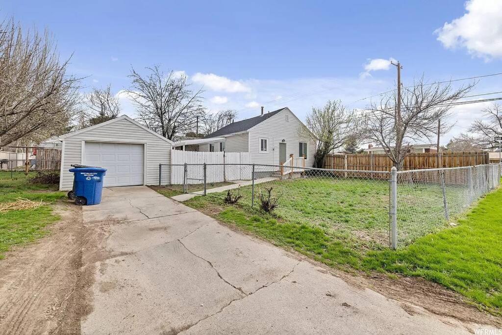 Cute Entire Small House With Large Yard! Pets Welcome! 웨스트밸리시티 외부 사진